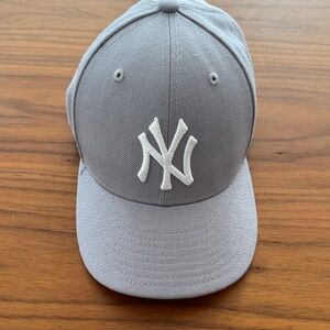 Kith Kith & Kin NY Yankees Logo New Era Wool Baseball Cap, size 7 3/8,grey/white